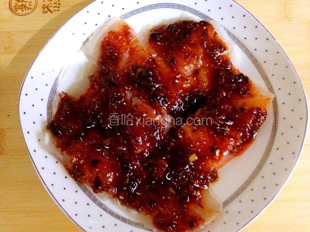 酱汁均匀涂抹在龙利鱼上