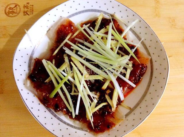 葱姜丝放在上面
