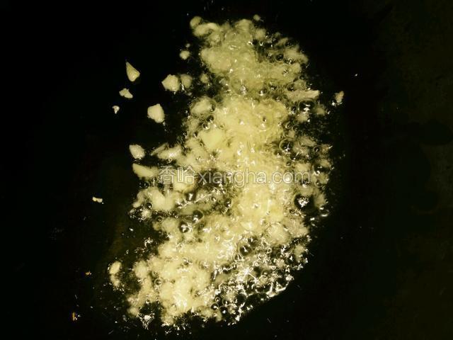锅里热油，爆香蒜末