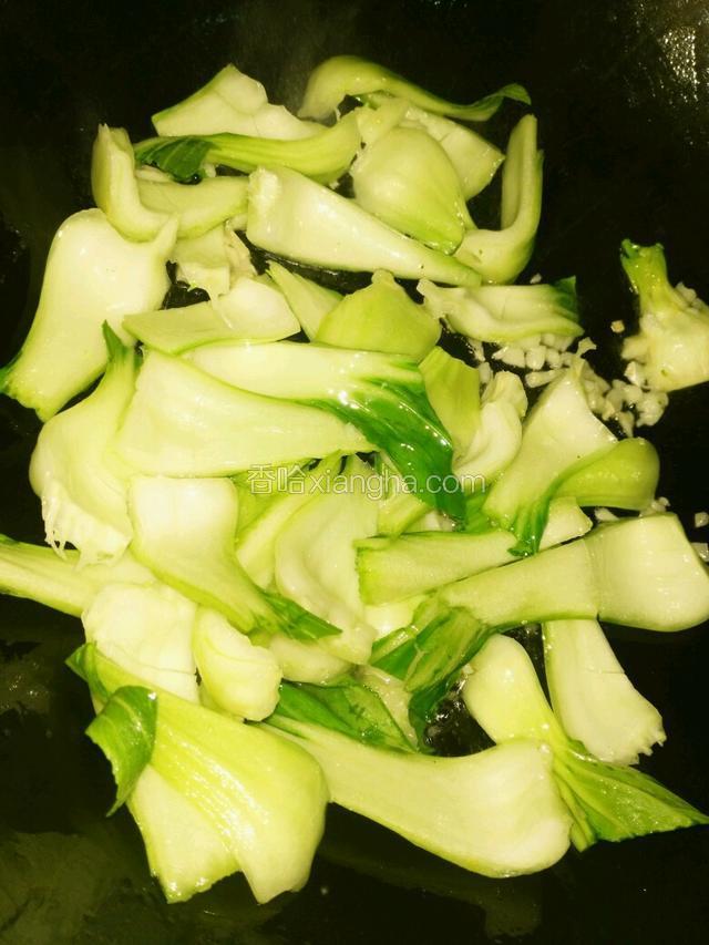 先放入油菜梗翻炒