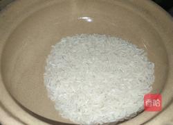 砂锅皮蛋瘦肉粥的做法图解1