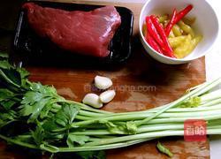 泡椒芹菜牛肉丝的做法图解1