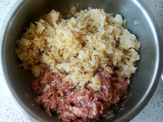 顺着一个方向搅拌肉馅，搅好后加入酸菜