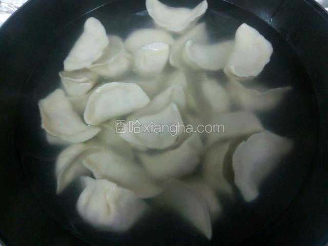 锅内添水烧开，下饺子煮熟