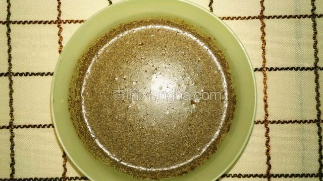 咖啡粉加入到牛奶里备用～