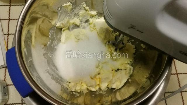 奶酪隔水融化，加细砂糖用电动打蛋器搅打顺滑～