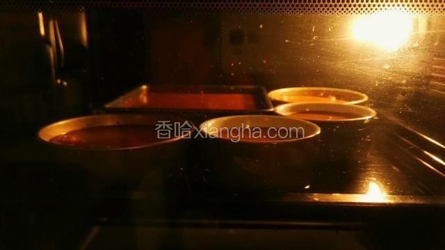 烤箱预热160℃，水浴法中层烤60分钟左右～
根据模具的大小小心调整时间～