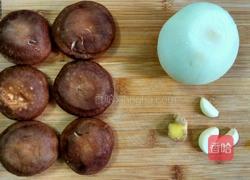 洋葱炒香菇的做法图解1