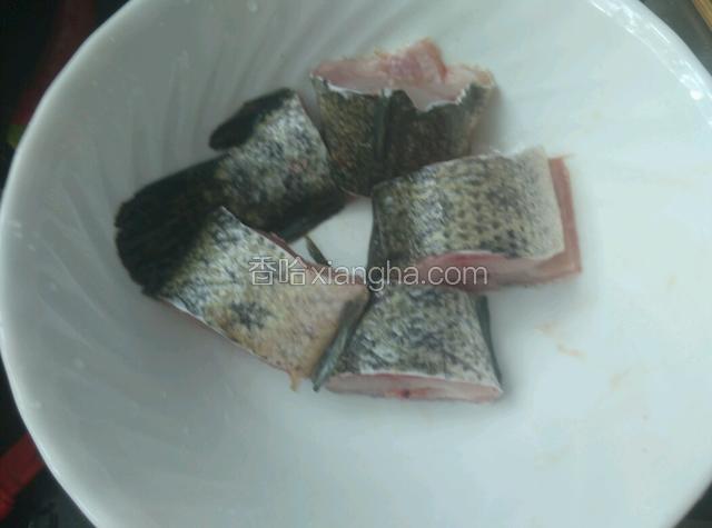 把鱼切块。