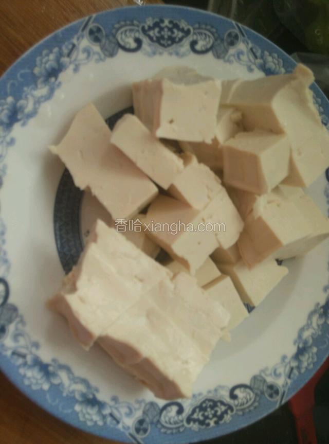 豆腐切块。