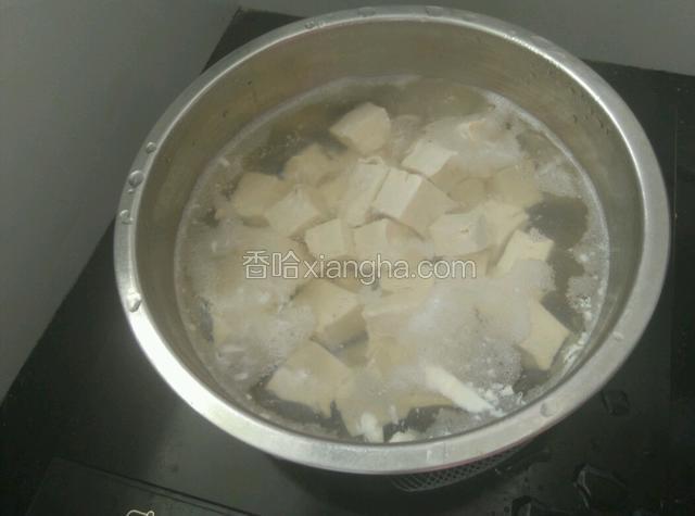 加少许盐，下开水锅煮开。