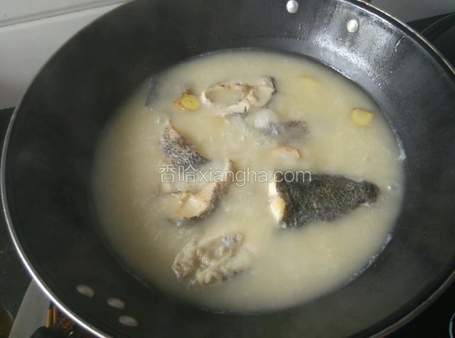 鱼汤煮至奶白色。