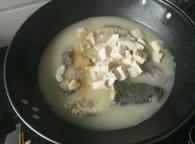 加入煮好的豆腐，再煮约五分钟,加少许胡椒粉，少许鸡精。
