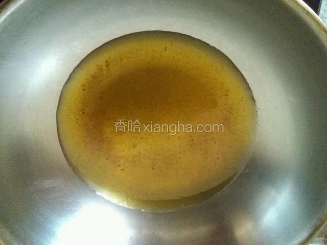 锅中放油加热