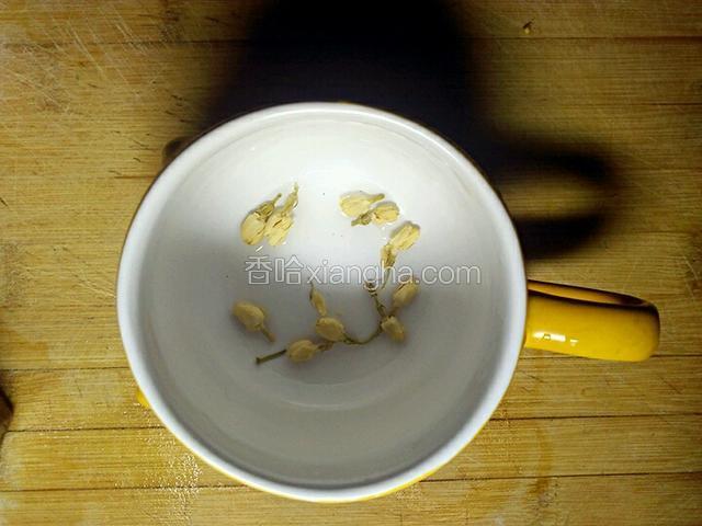 杯子里放十朵茉莉花