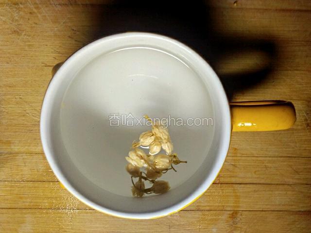 杯子里倒入80度以上的白开水，水占杯子的七八分满就可以了