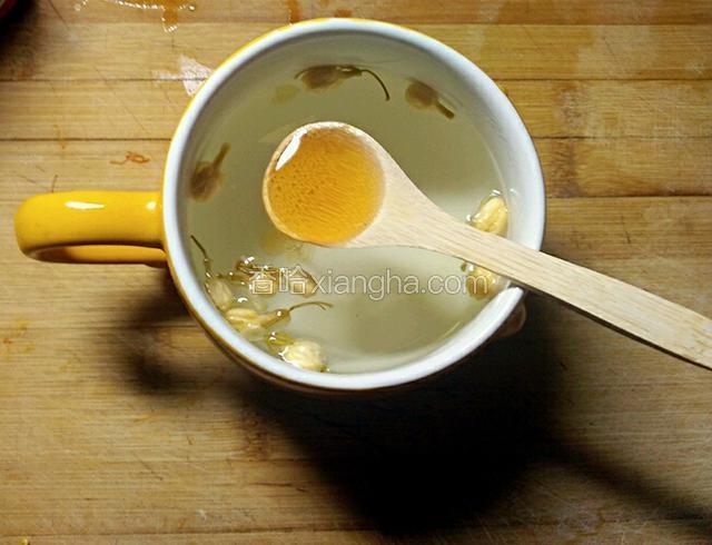 等杯子里的水降温到40度左右的时候放一勺蜂蜜搅匀即可