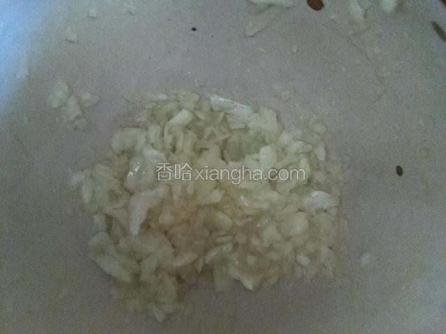 准备蒜泥蒜瓣放捣蒜臼捣碎