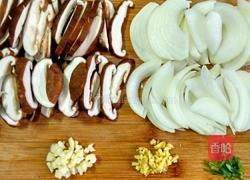 洋葱炒香菇的做法图解2