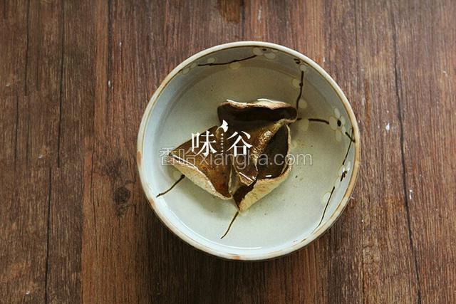 陈皮泡15分钟后，切成细条。