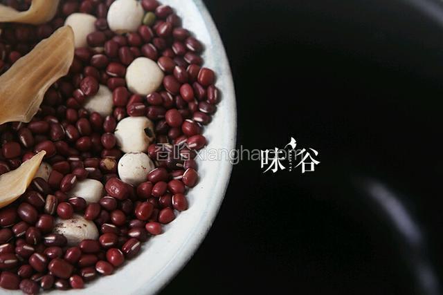 把红豆还有陈皮、莲子、百合放入锅中，加适量清水，按煲汤键煮1个半小时。（压力锅的话烧开后煮40分钟就可以了）