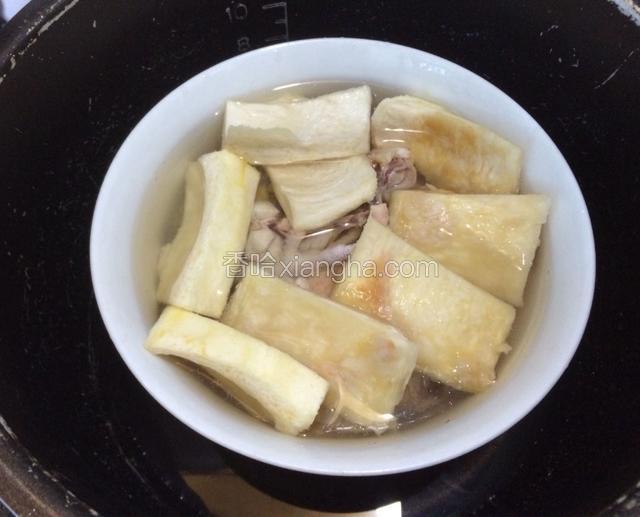 放入电压锅内，隔水蒸，按“鸡鸭肉”功能