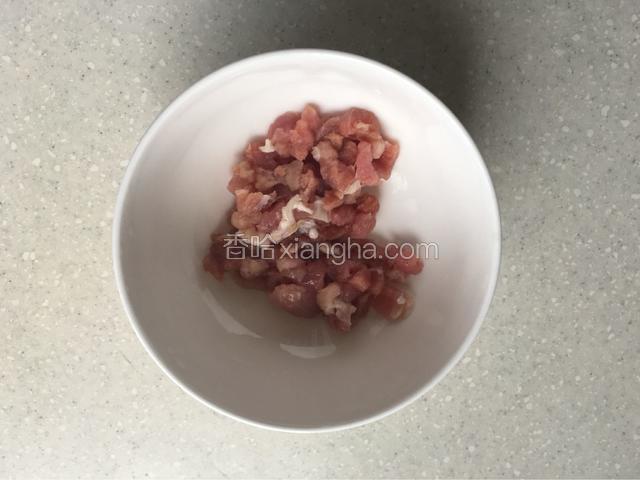 猪肉切碎，
