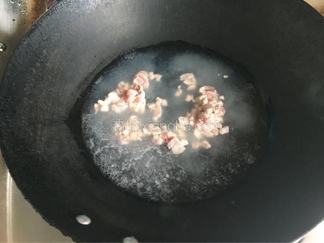 放入锅中煮沸后洗净泡沫，