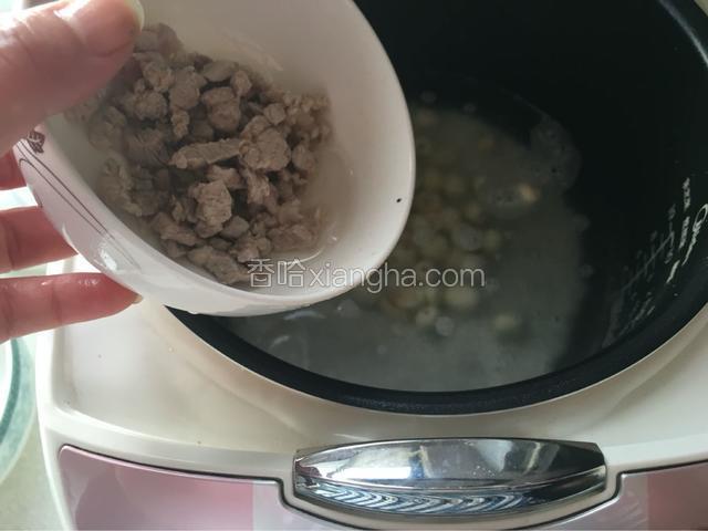然后把猪肉也倒入电饭煲内，
