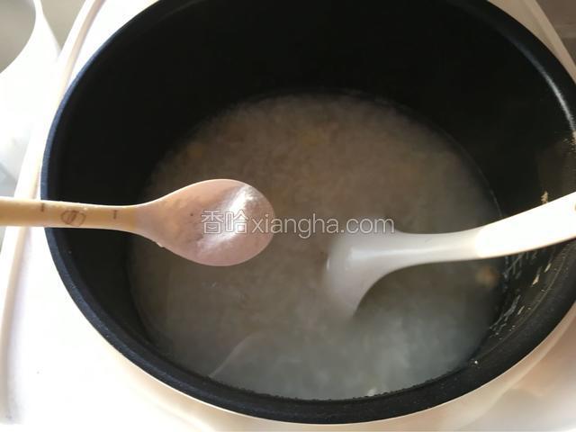 时间快到后加入一勺盐和鲜百合搅拌均匀后继续煮几分钟，