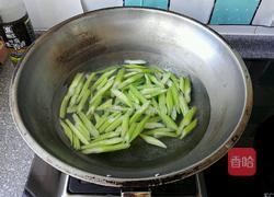 羊肉炒芹菜的做法图解3