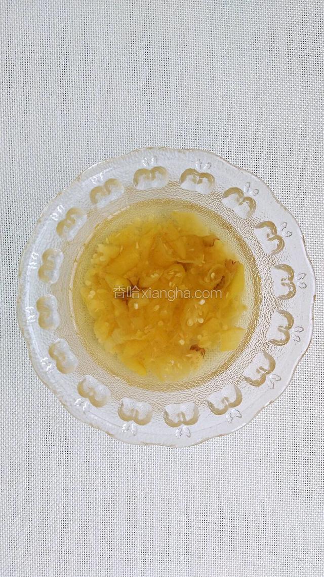 将“小米辣”里的泡椒用剪子剪碎。