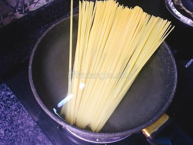 冷水上锅，加盐，放入意大利面，开大火煮沸。