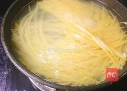 奶油培根蘑菇意面的做法图解4