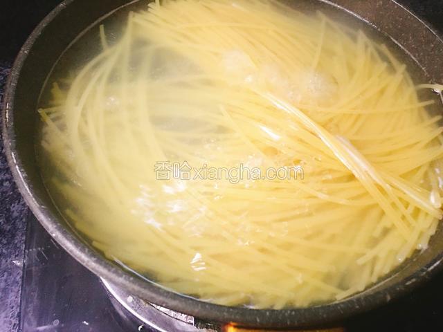 大火煮沸后，面会软化，之前在外面的面自己会进锅。转小火继续煮，不用盖锅盖。