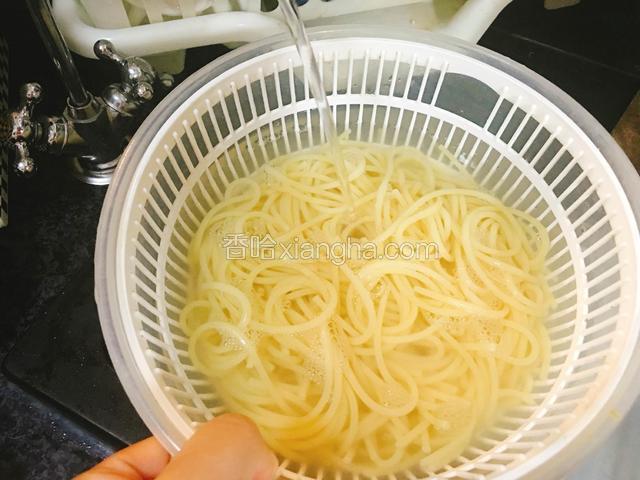 用直饮水给意大利面冲凉！