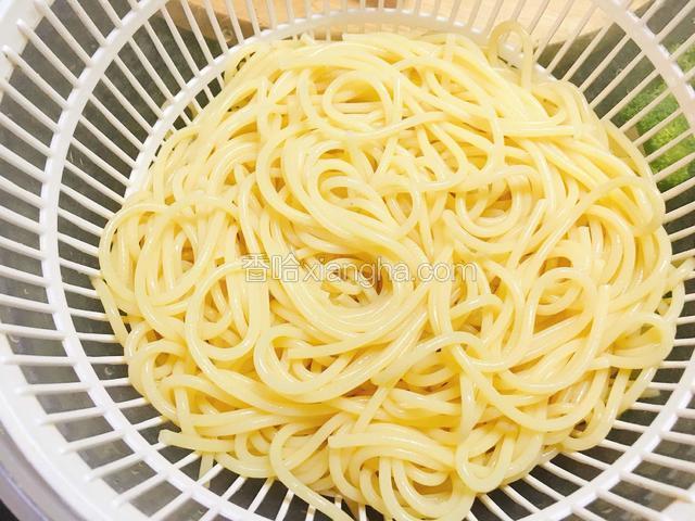 冲到面冷掉后沥干水分备用。