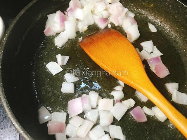 锅内加入适量油，煸炒洋葱出香味。