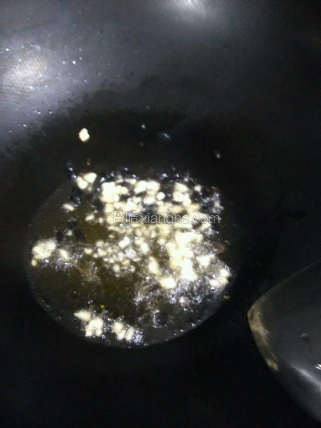 锅中放油烧至八成热，放入蒜爆香