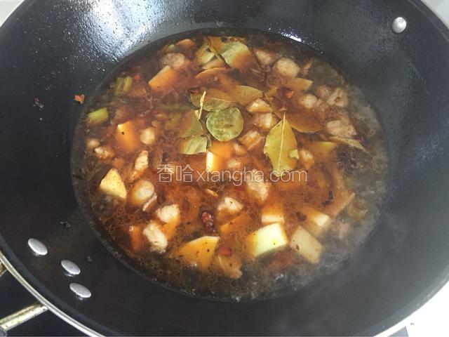 倒入料酒，放胡椒粉，加入开水没过羊肉，放入八角和香叶，盖上锅盖炖半个小时左右，炖至汤汁浓厚，放入盐和鸡精调味即可