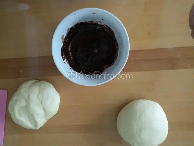 把揉好的面团分两份 可可粉用少许水调成糊  慢慢加入到一个面团里 做成可可面团