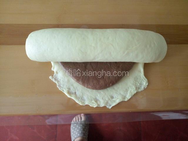 从上往下卷起 尾部稍微薄一点 以免发酵撑开