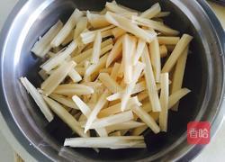 干煸藕条的做法图解1