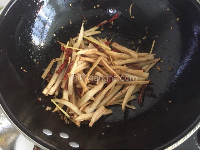 搅拌均匀后倒入藕条，快速翻炒片刻，加盐调味即可