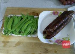 豌豆夹炒香肠的做法图解1