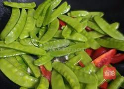 豌豆夹炒香肠的做法图解4