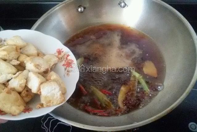 水开了之后加入豆腐。