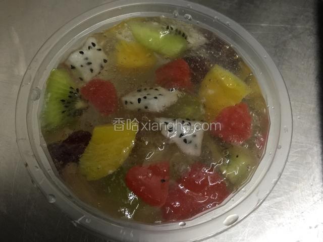 取出加入水果.即可.再放冷藏完全冻起来即可