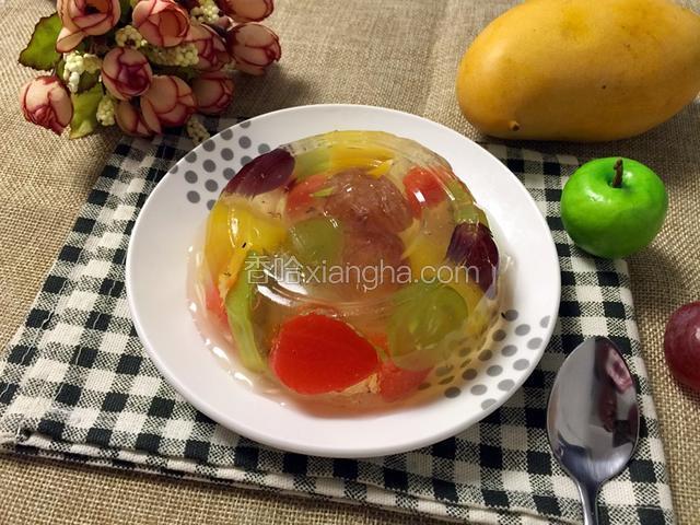 模具倒扣在盘子里面倒出来即可.