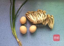 蟹味菇炒蛋的做法图解1